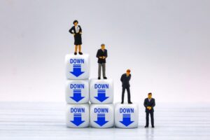 ③「無能な上司」が人事評価することで「無能な役職者」を増やしてしまう