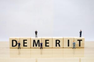 特定の低評価が全体に波及する