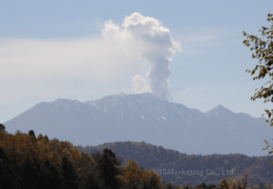 長野県と岐阜県にまたがり東日本火山帯の西端に位置する木曽御嶽山噴火