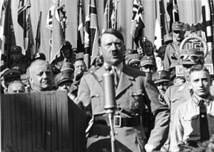 Wikipedia_1935年、ローゼンハイムで演説するヒトラー