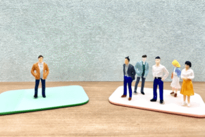 ①集団から外れて少数派になりたくない