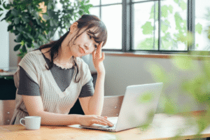 ③企業収益の安定化を阻害することに