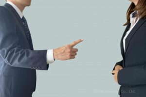 職場で大きなミスをしたことを認めるシチュエーションを想像する