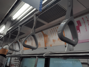発生例②：限られたスペースを工夫して乗客を惹きつけようとしている電車広告