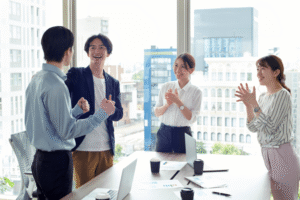 ②成果を上げた他者を賞賛し自身も努力しようと心掛ける