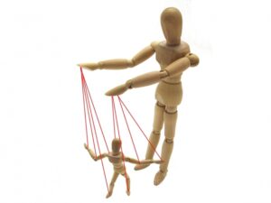 自身の目的(利益)のために他人を操り利用しようとする人