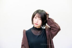 ④ウソや噂話に対する反応が鈍い人