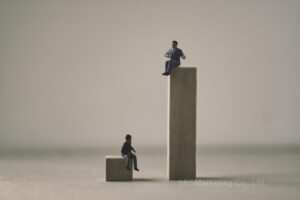 「力の不均衡」を利用する傾向が