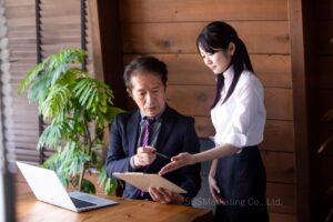 ①特定の人物の「権威」を象徴するためだけに存在する仕事