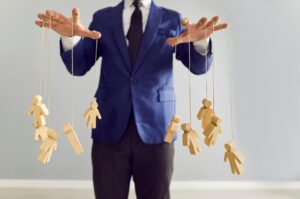 自身の利益のために他人を操り利用しようとする人との関係性とは？