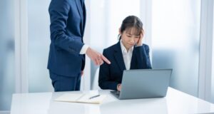 ②「自分の尊厳を傷つけられている」と過敏になる