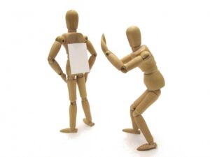 ③「レッテル」を貼って評判を下げようとする