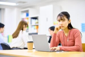 ②「優秀さ」を発揮できない仕事に嫌気がさす