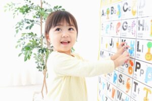 ③親の振る舞いを模倣する