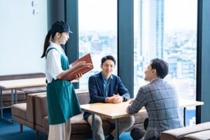 ①自身の「接客態度」や「商談での振る舞い」が相手にどう受け取られるか？という視点が大切