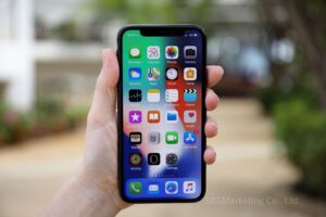 ①「高価格」を受け入れる根強いファンを獲得している「iPhone」