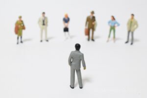 「共通の敵」を介して関係性が深まる3つのケース