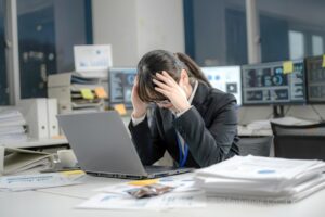 ②ストレスや強い悩みによって心身、行動に負担や支障が生じる状態